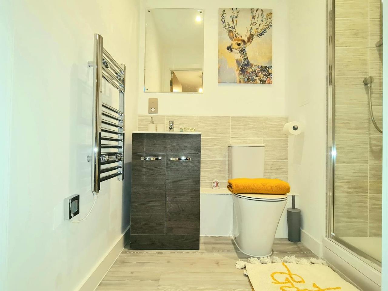 Exquisite Cosy 2-Bed Apartment In Salford Manchester Exterior photo