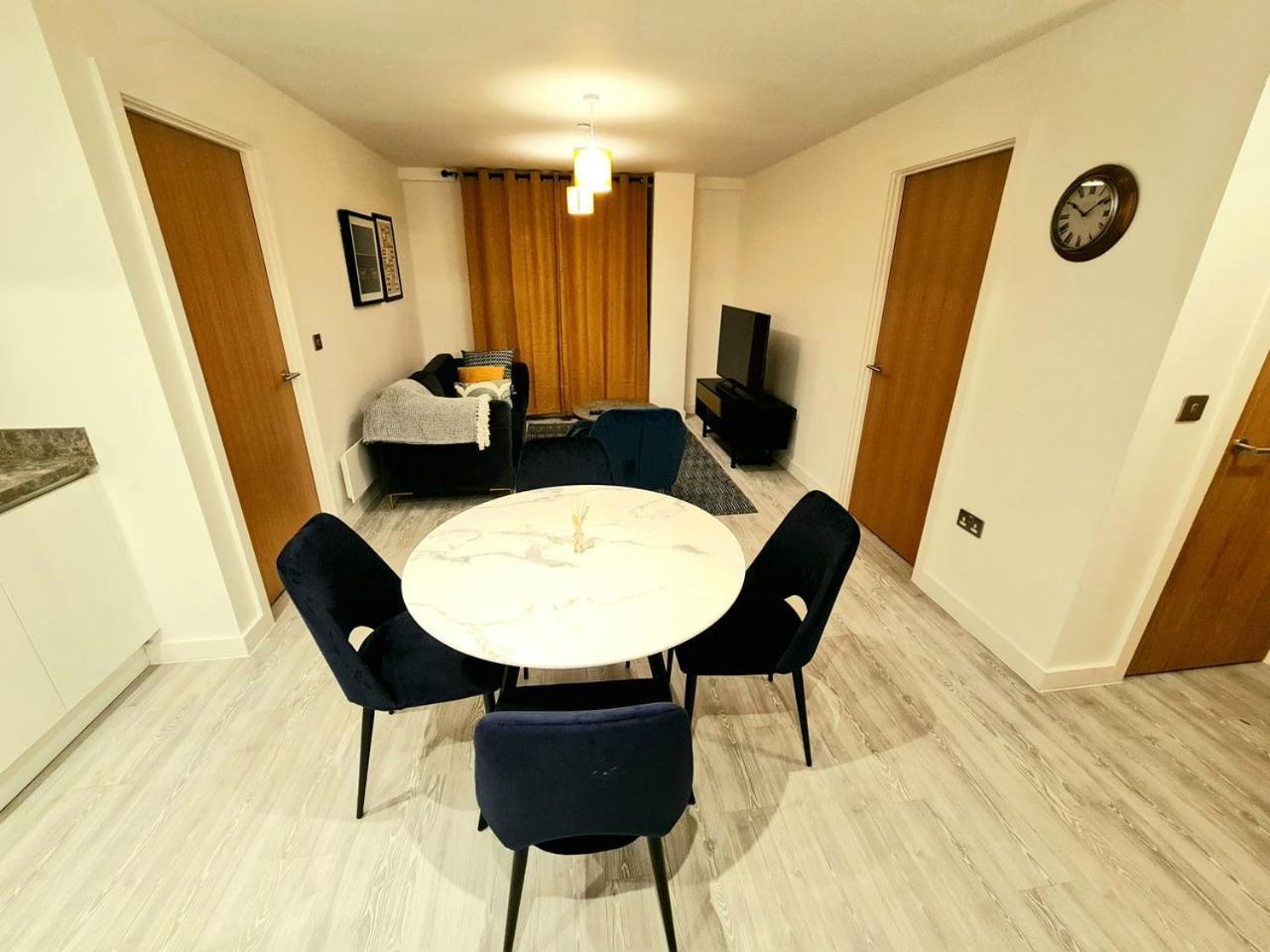 Exquisite Cosy 2-Bed Apartment In Salford Manchester Exterior photo