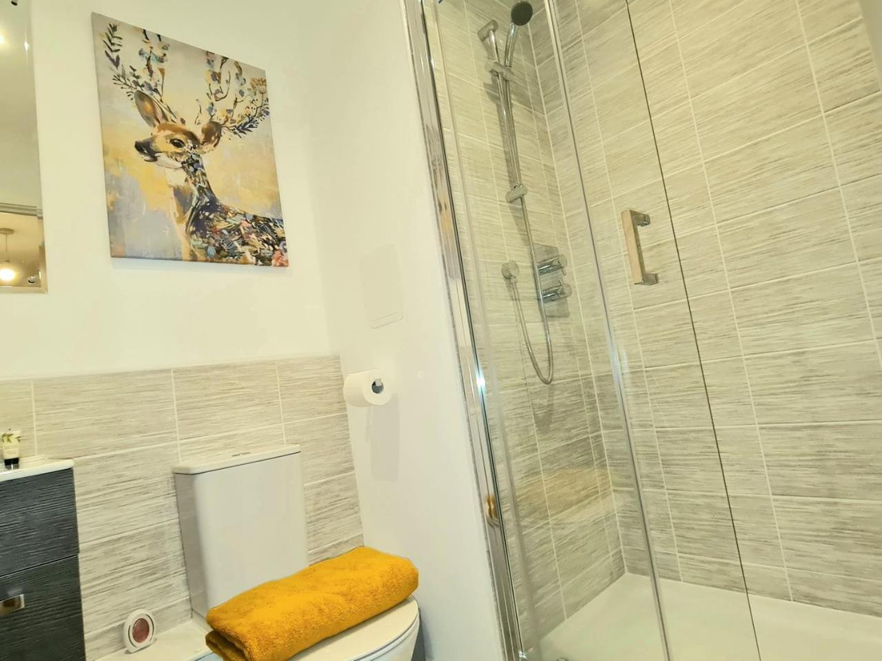 Exquisite Cosy 2-Bed Apartment In Salford Manchester Exterior photo